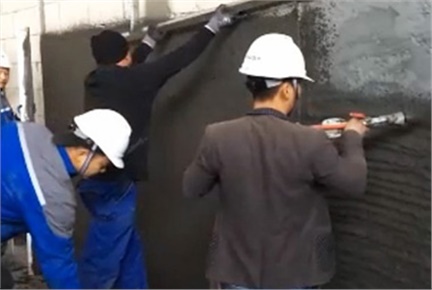6人組機(jī)械化抹灰（自動(dòng)輸送、自動(dòng)攪拌和噴涂、刮平及收面）