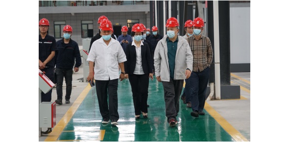 2022-5-10黃學(xué)工等省工信廳總工程師、一級巡視員市工信局姚曉麗局長等領(lǐng)導(dǎo)視察萬眾集團(tuán)